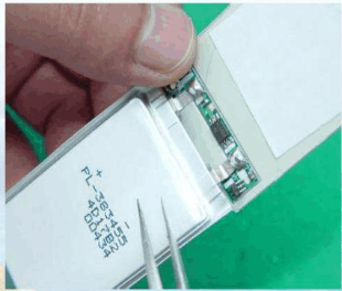 避免用鑷子之類的利器接觸電芯表面，防止刺破電芯包裝而造成漏液。