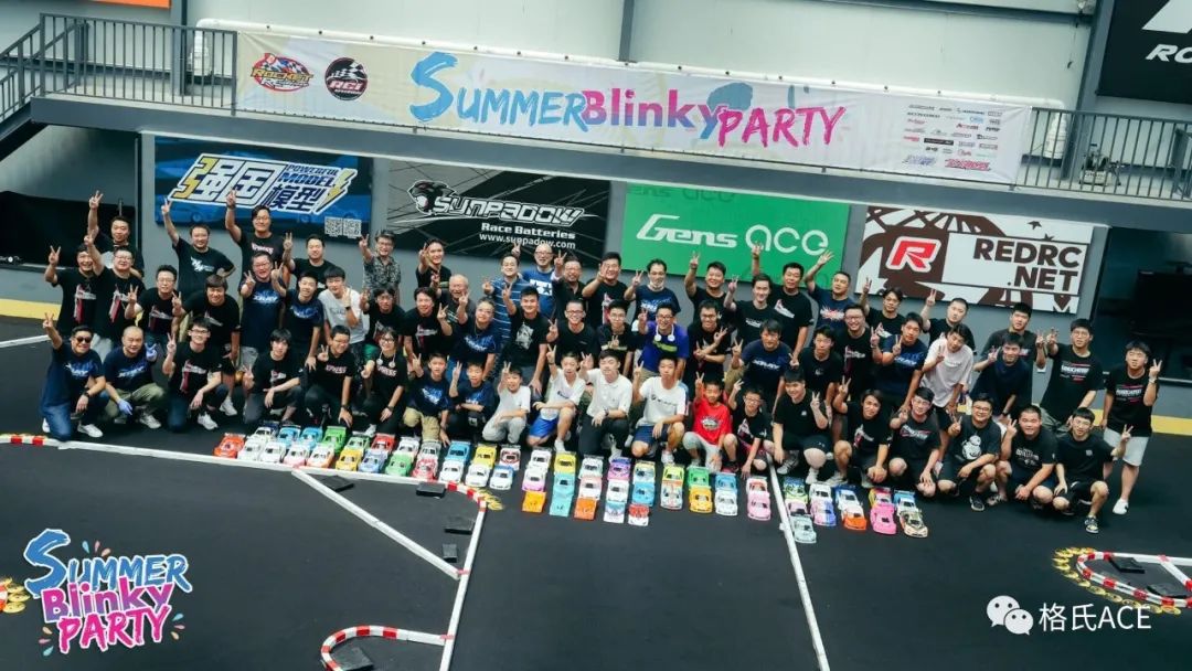 模型車比賽參賽隊(duì)員合影