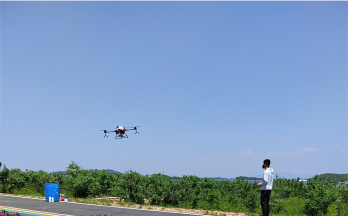 農業(yè)植保無人機作業(yè)