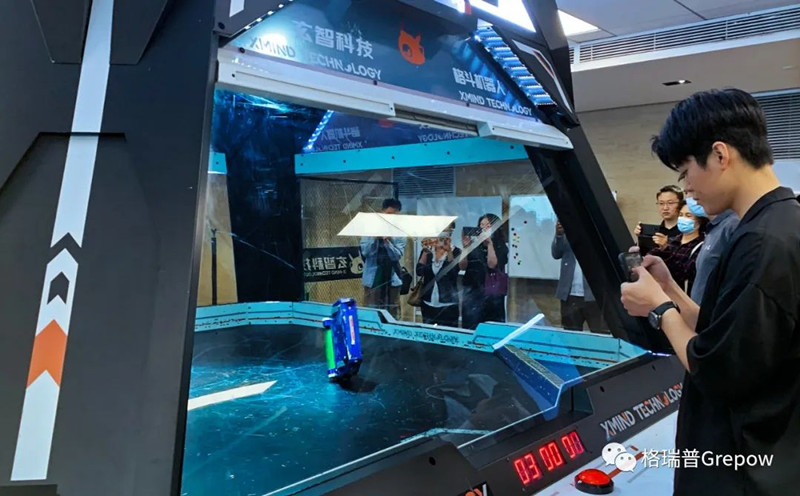 玄智科技同事在新辦公場(chǎng)所，展示了輕量級(jí)格斗機(jī)器人表演