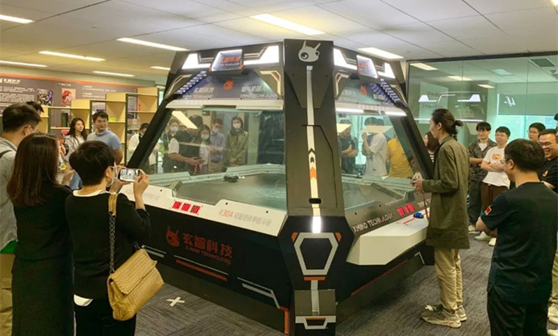 玄智科技同事在新辦公場(chǎng)所，展示了輕量級(jí)格斗機(jī)器人表演