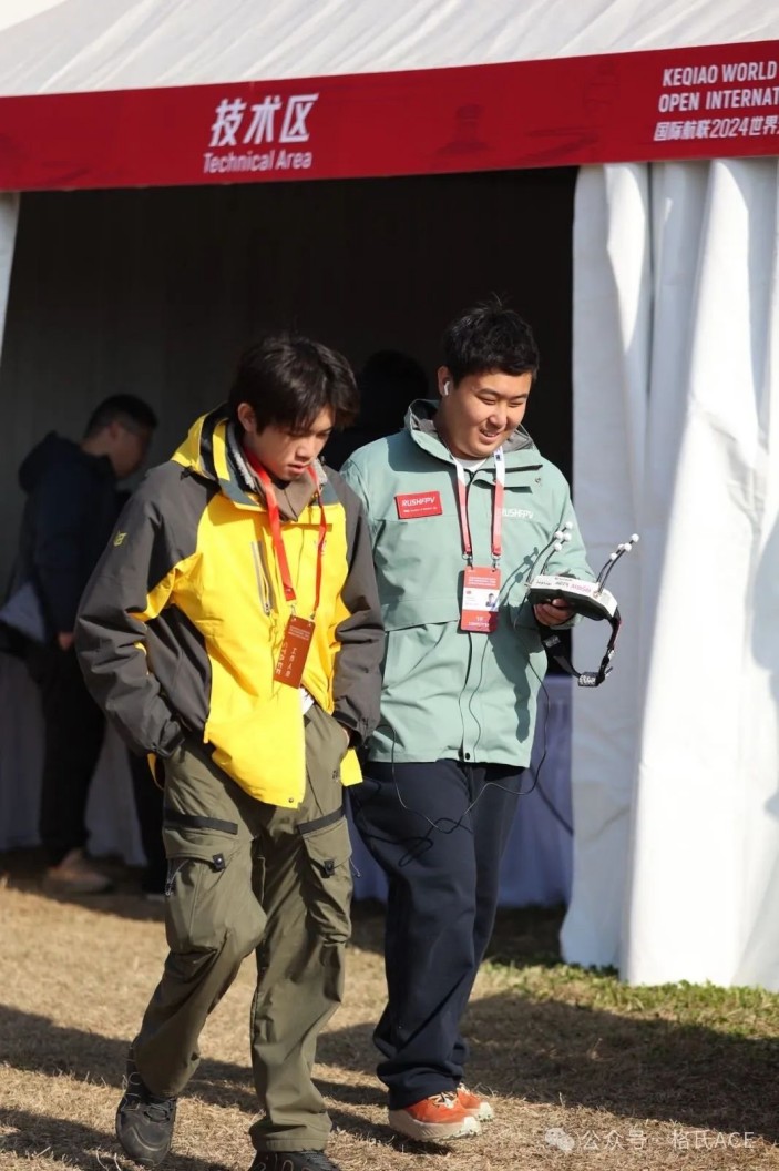 左云飛屹、右李冠辰