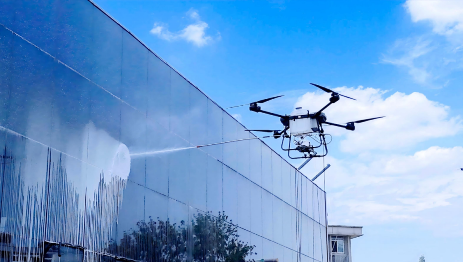 高空清洗無(wú)人機(jī)作業(yè)中 高空清洗無(wú)人機(jī)作業(yè)中