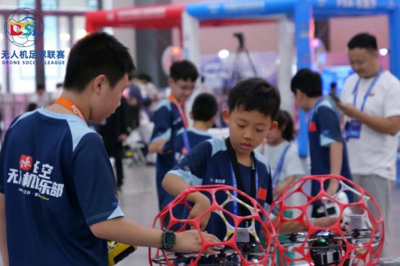 中國無人機(jī)足球聯(lián)賽貴陽精彩瞬間 中國無人機(jī)足球聯(lián)賽貴陽精彩瞬間