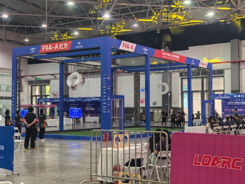 中國無人機(jī)足球聯(lián)賽貴陽精彩瞬間 中國無人機(jī)足球聯(lián)賽貴陽精彩瞬間