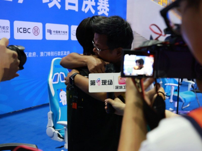 小白奪冠，師傅黃教練忍不住淚灑現(xiàn)場